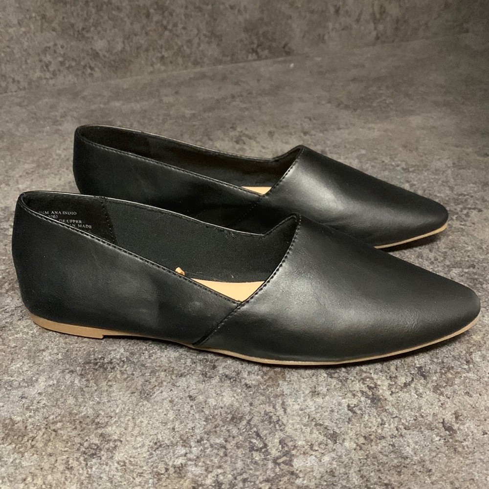 Ladies size 6,5 black flats Like new!!
